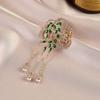 The New Chinese-style Willow-leaf Tassel Brooch Exudes A Sense of High-end Luxury and Fashion, with A Diamond-encrusted Brooch