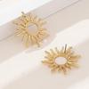 Boucles d'oreilles puces dorées en forme de soleil ajouré pour femmes