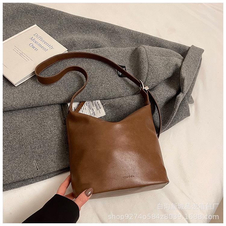 

Large-capacity bags women s autumn and winter versatile 2025 new casual shoulder messenger bags are popular this year, bucket bags коричневий