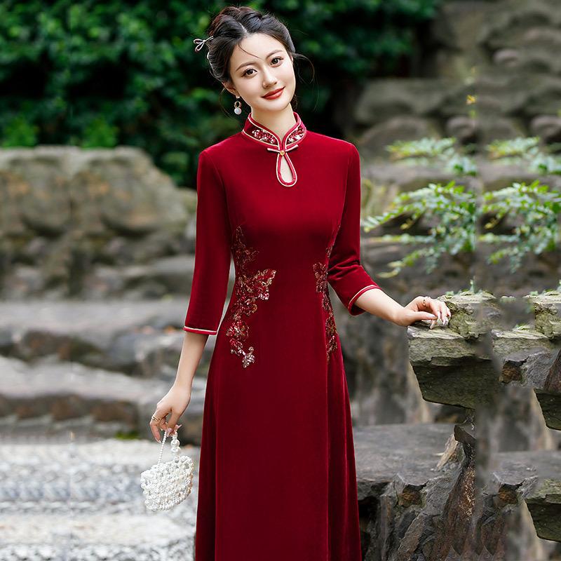 Cheongsam migliorato rosso velluto ricamato nuovo stile cinese a maniche lunghe per donna, abito da sposa di alta gamma