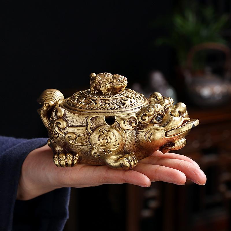 Golden Toad Resin Ashtray with Lid - Chinese Style Ornament for Home, Office, or Tea Table