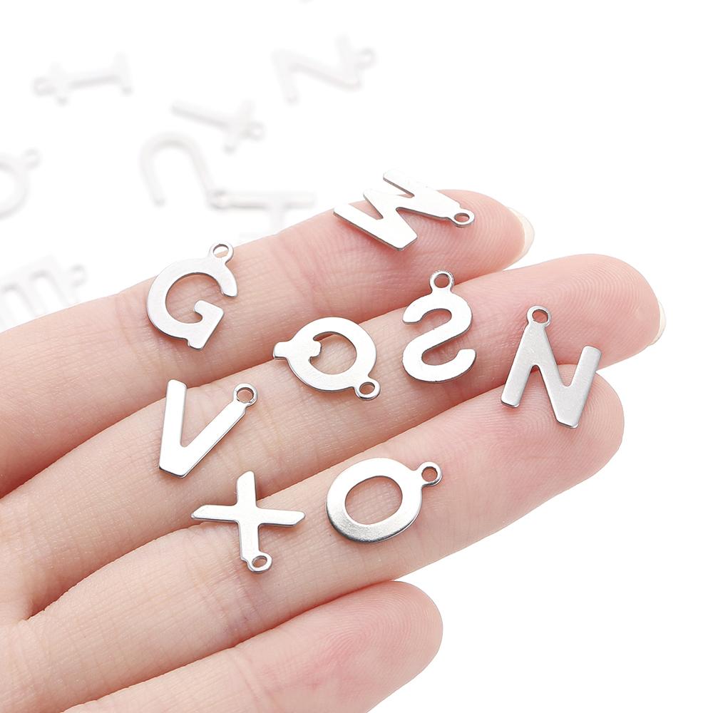50 Stück Edelstahl 12mm Englische Buchstaben A-Z Anhänger für DIY Halsketten Schmuckherstellung Zubehör