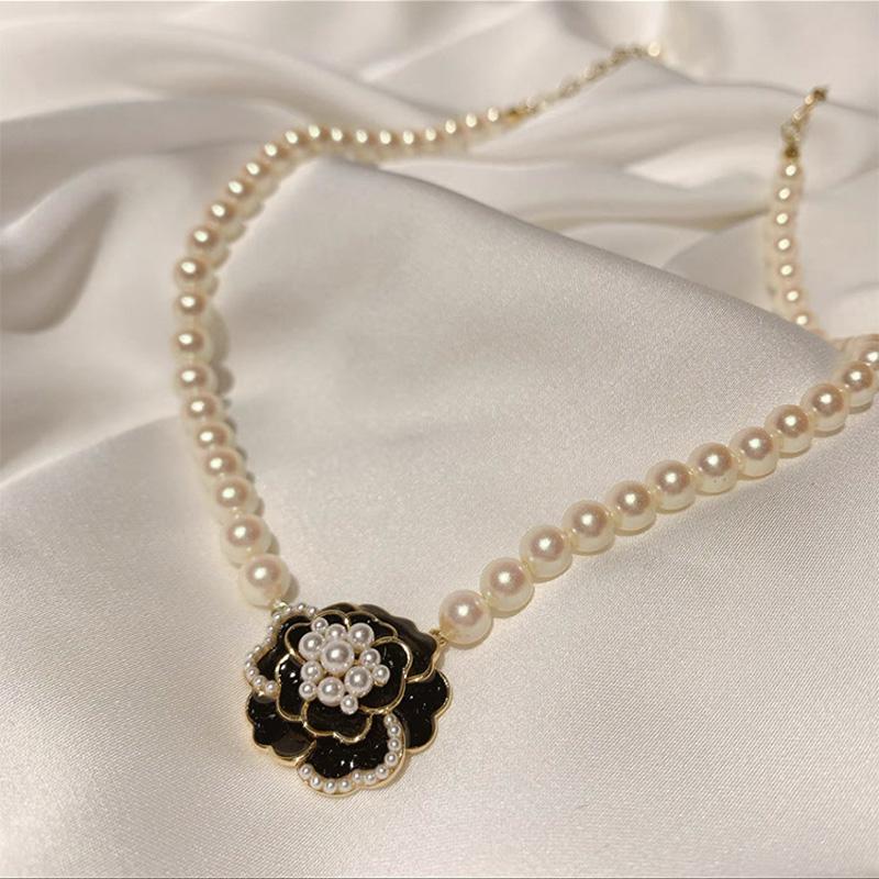 

Vintage Elegant Black White Camellia Pearl Pendant Necklace for Women Korean Simple Flower Necklace Wedding Party Zircon чорний