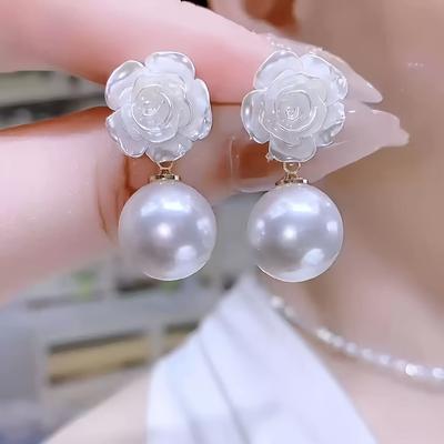 1Pair of White Flower Earrings Temperament Versatile Bead Stud Earrings Premium Sense Earrings