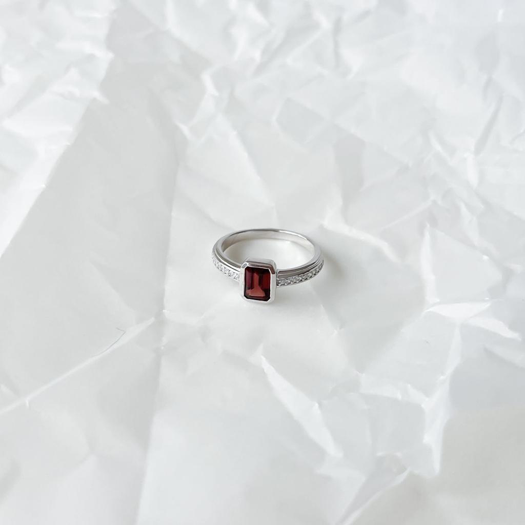 Серебряное кольцо с натуральным гранатом 1.477ct, вес изделия 2,64 гр (2152040)