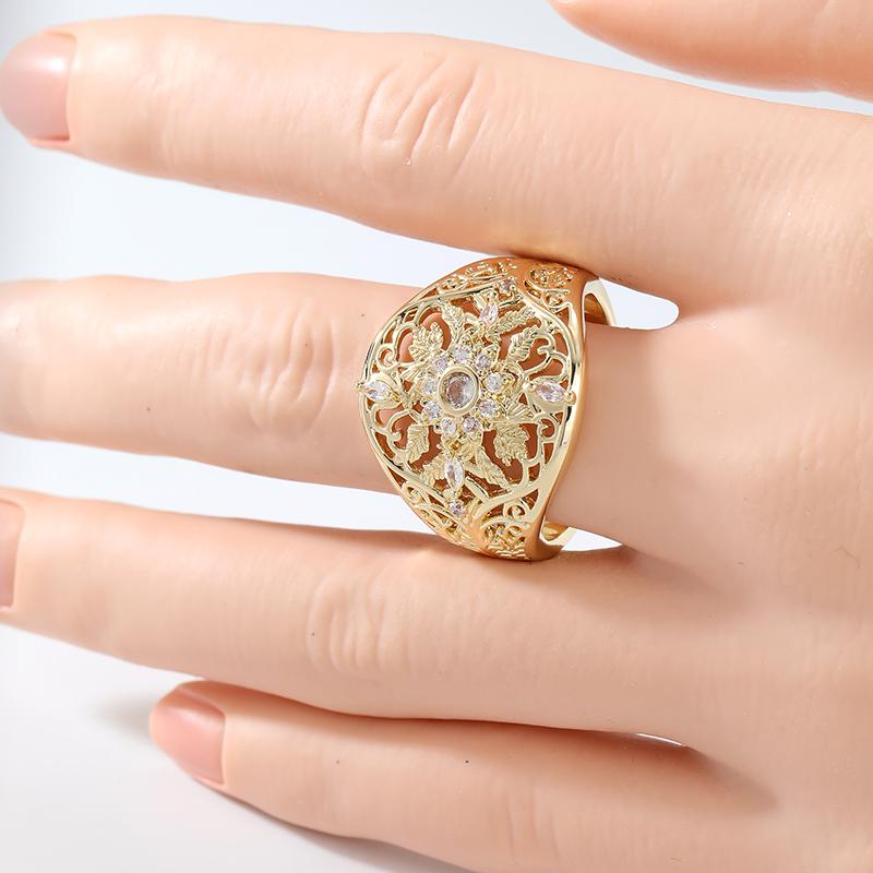 Delicate Gorgeous Dazzle Synthetic Zirconia Hollow Floral Ring for Women Luxury Elegant Banquet Celebration Jewelry Accessories