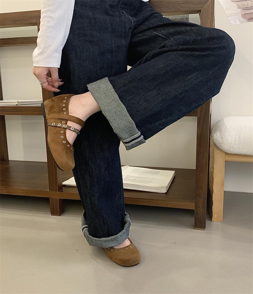 

Gentle fairy wind ballet single shoes female 2025 French temperament elegant rivet round head shallow mouth Mary Jane shoes 40 светло-коричневого