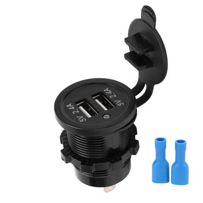 Upravená nabíječka do auta Dva USB porty 2.4A 1 vstup 2 výstupy Vodotěsný design Matná černá s podsvícením
