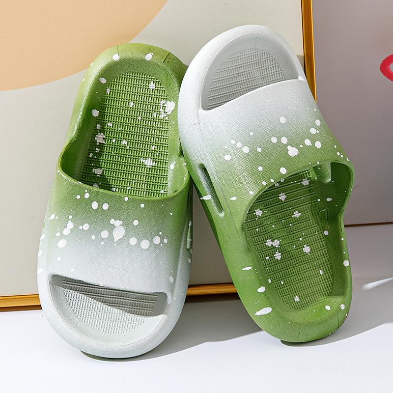 Neue Sommer-Gradient-Kinderslipper für Jungen und Mädchen Sandalen und Hausschuhe für drinnen und draußen Heimtextilien