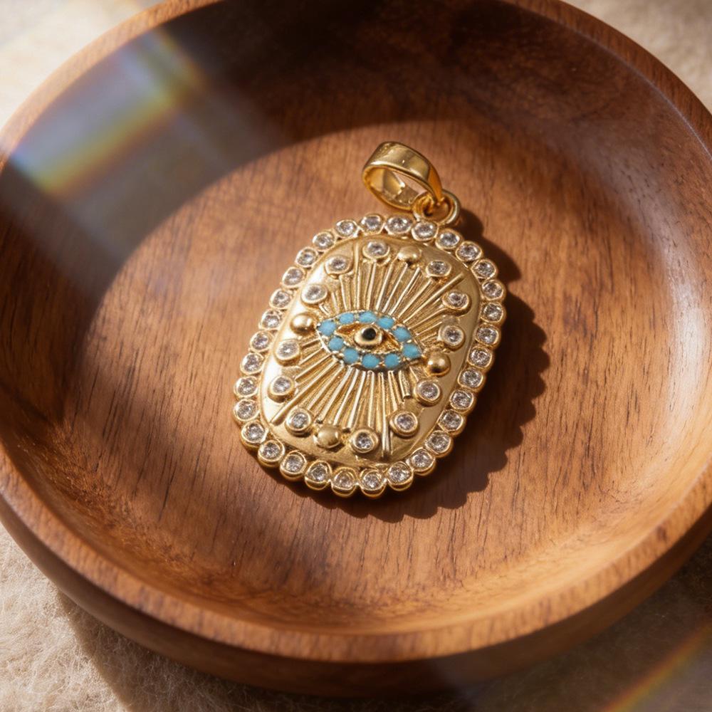 Ciondolo Occhio Blu Turco: Forma Ovale con Motivo Solare, Placcatura in Oro e Intarsio di Diamanti su Catena per Clavicola.