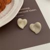 Niche design sense simple love stud earrings women's new s111 silver needle simple and gentle peach heart earrings versatile earrings