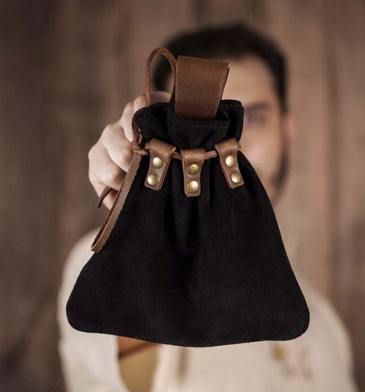 Serpentinenförmiger nordischer mittelalterlich-renaissancezeitlicher Webgürtel mit dekorativer Taillenkette