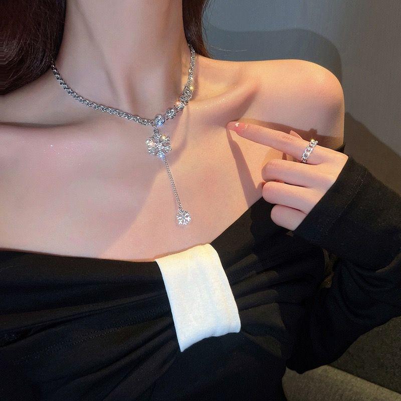Fashion zircon snowflake design necklace does not fade, new autumn and winter high-end versatile flash necklace, versatile and high-end sense