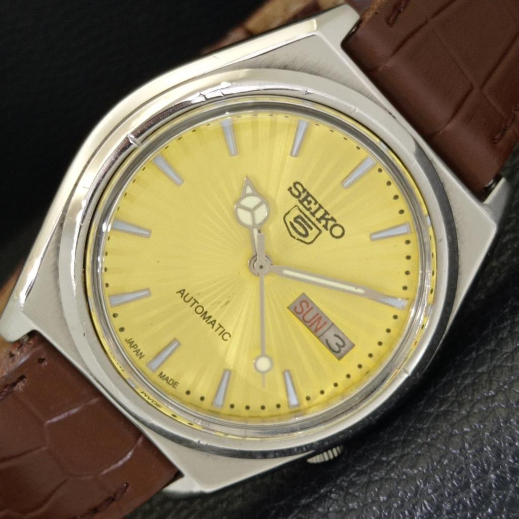 JAPAN VINTAGE SEIKO 5 AUTOMATIC 7009A MENS GOLDEN COLOR DIAL WATCH A701253-5 R206a-a701253