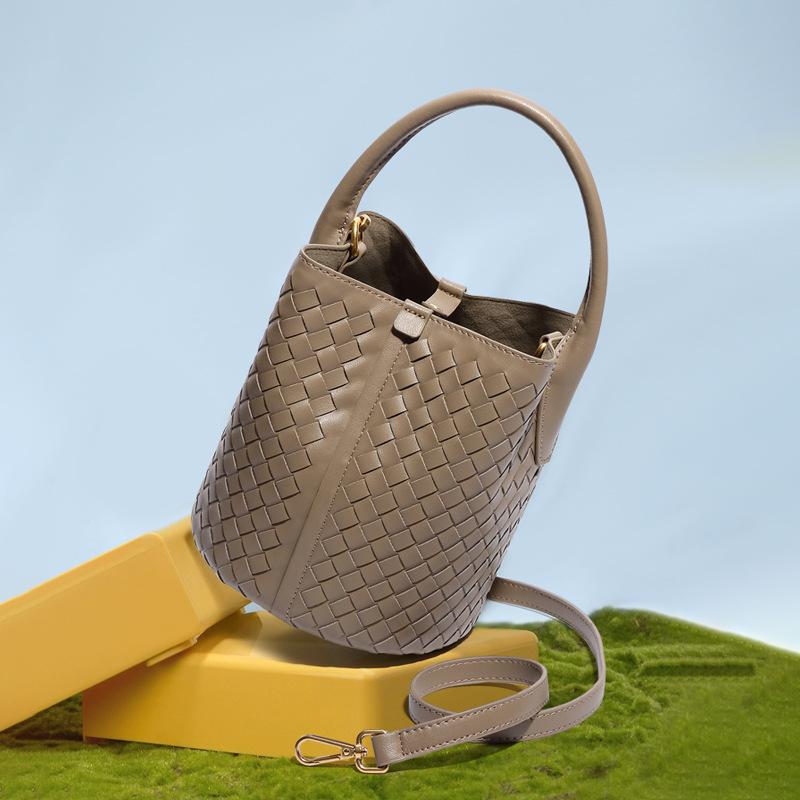 Geantă Găleată Portabilă Țesută Manual Casual Versatilă Geantă Mamă și Copil Simplă Nouă High-end Geantă de Umăr Tip Mesager