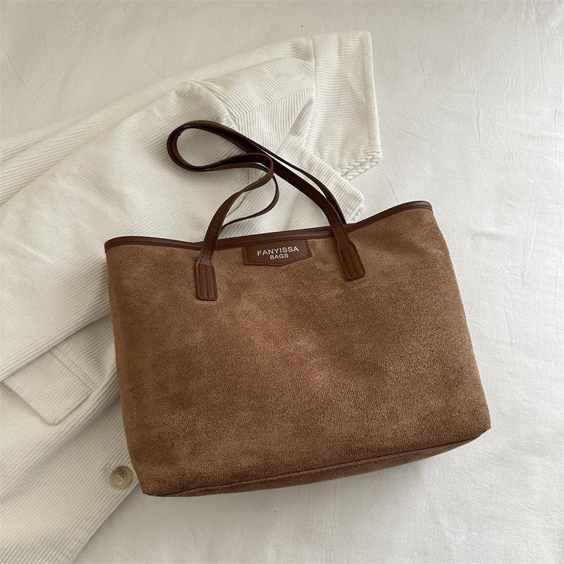 

New retro tote bag women s summer high value large capacity fashion niche commuter shoulder armpit bag коричневый