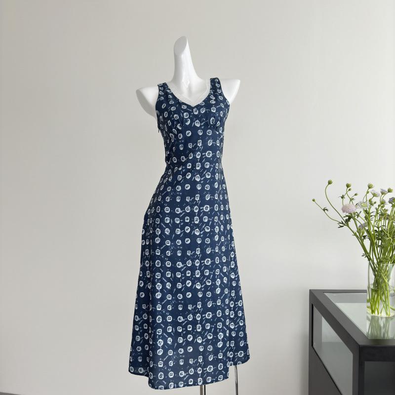 

Милос Платье с V-образным вырезом, пэчворк из органзы, цветочный рисунок, приталенное, без рукавов M [95-112 lbs]