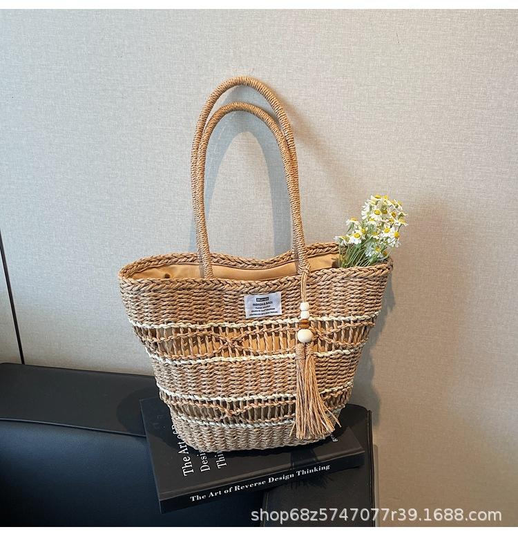 Seaside vacation leisure large-capacity woven bag 2025 summer new Korean version fashion straw bag versatile shoulder bag