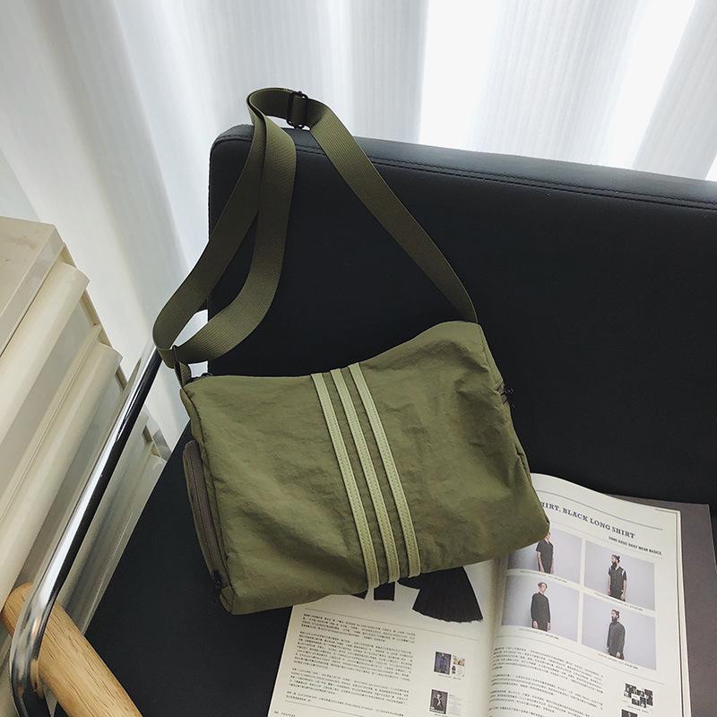 

Niche design spring pillow bag 2025 new fashion personality spring trend casual simple women s bag messenger bag темно-зеленого