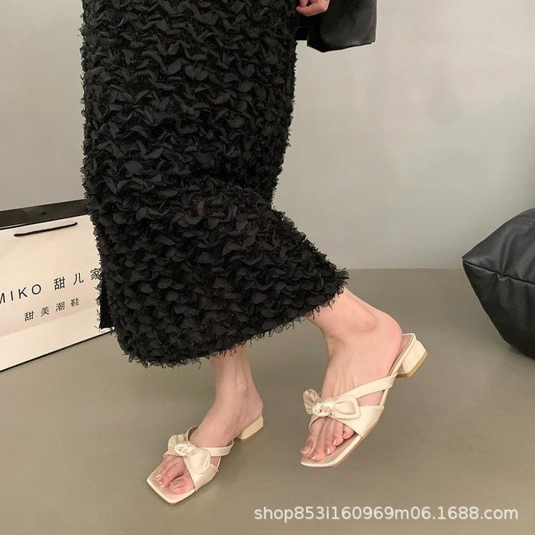 

French open-toed medium-heeled square-headed slippers for women to wear 2025 summer evening wind thick-heeled bow cool slippers for women 35