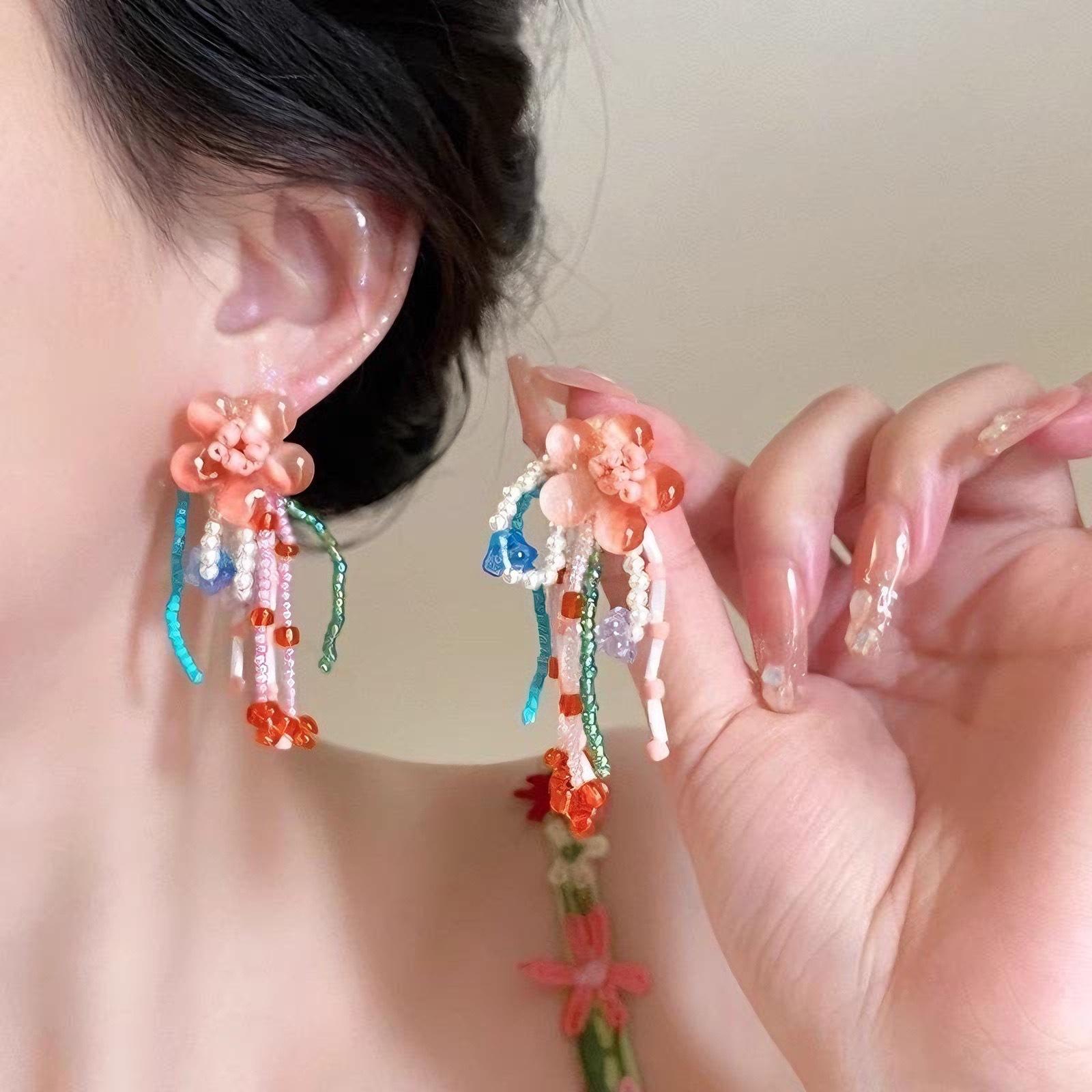 Glazed small flower fringed beaded stud earrings, fairy fairy vacation Mori niche earrings, earrings suitable for square and round faces