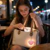 Mini-Portemonnaie Herz-LED-Licht Handtaschenlampe Sensoraktiviert Tragbar Automatische Beleuchtung Tasche Licht für Frauen Mutter Freunde