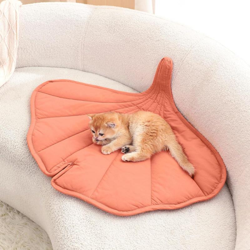 Leaf-Shaped Pet Mat: Cozy, Thickened Maple Leaf Mat for Small Cats & Dogs