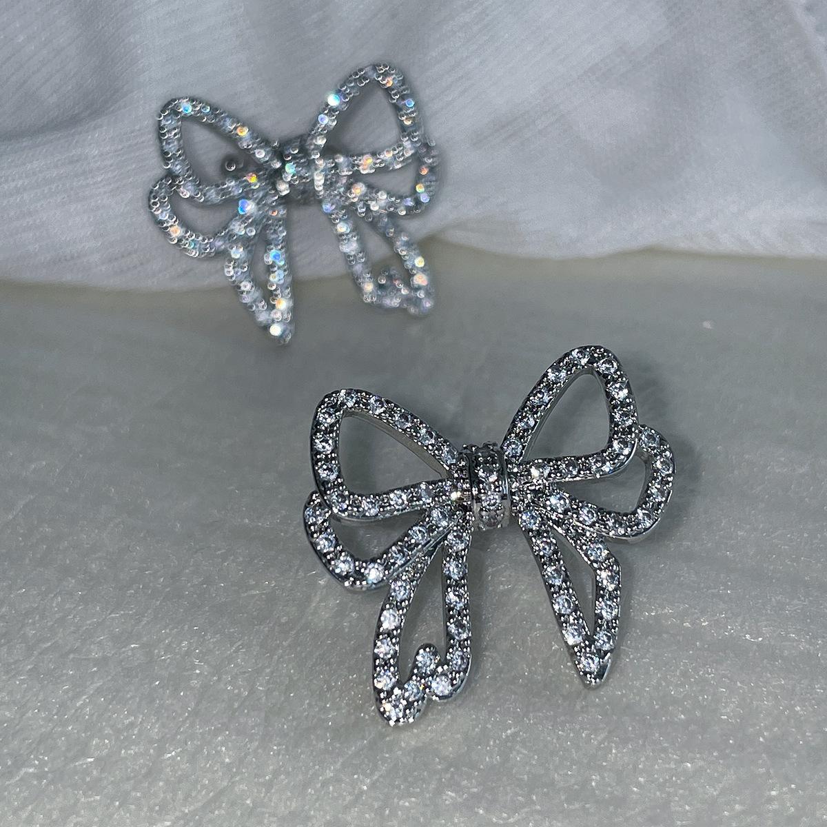 

925 серебряные игольчатые серьги-гвоздики с цирконами в форме банта женские изысканные милые серьги темпераментные универсальные серьги A pair of 925 silver needle