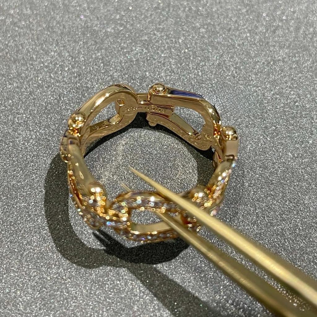 V Jinfu's Rose Jinfei's Horseshoe Buckle Diamond Ring Couple Ring