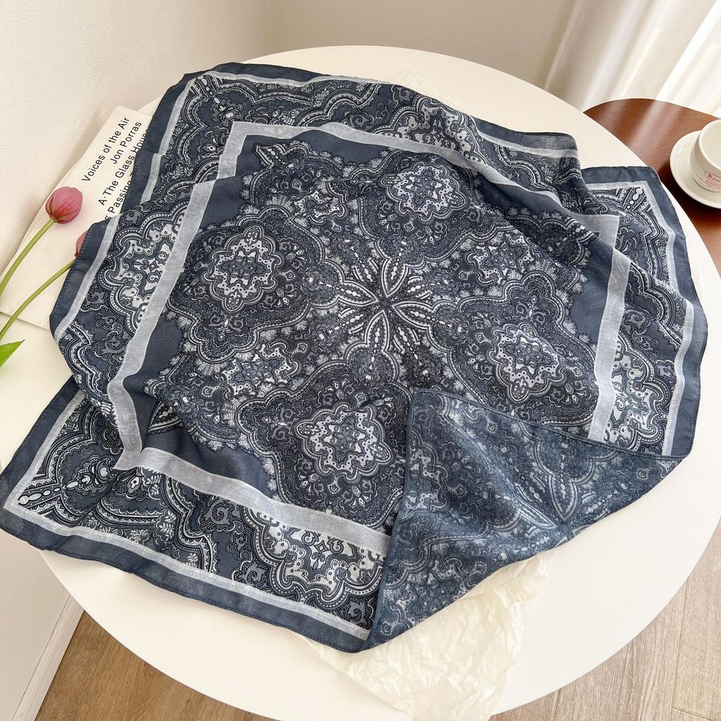 Summer new double-sided velvet scarf air-conditioned room with shawl women travel photo thin sunscreen 61 small square scarf