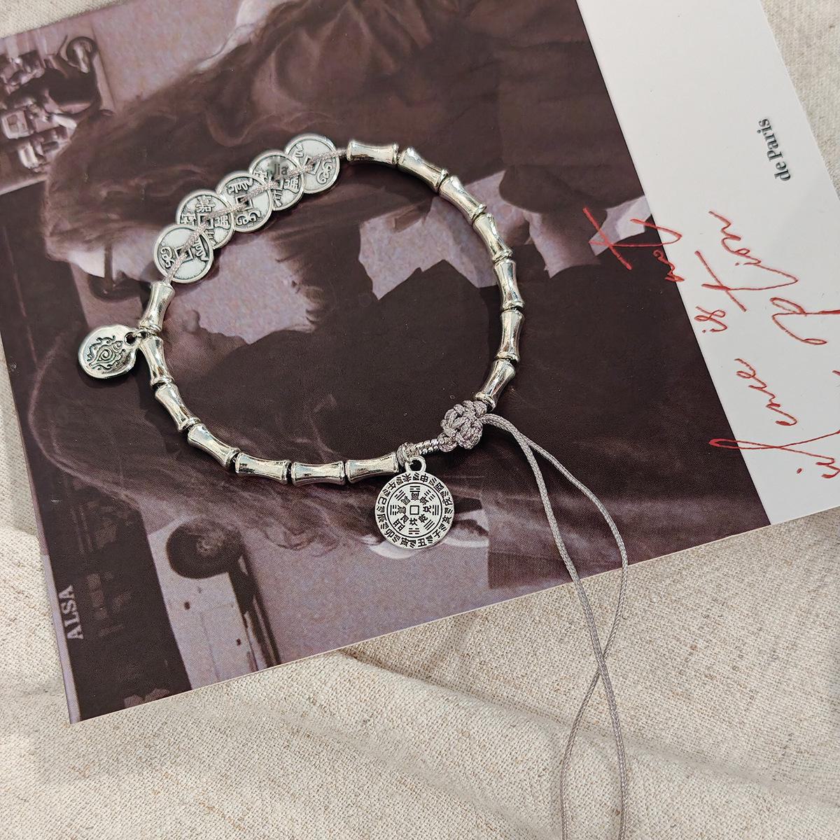 

Браслет с кисточками из бамбука в виде монеты китайского императора: Ретро, элегантный и уникальный.