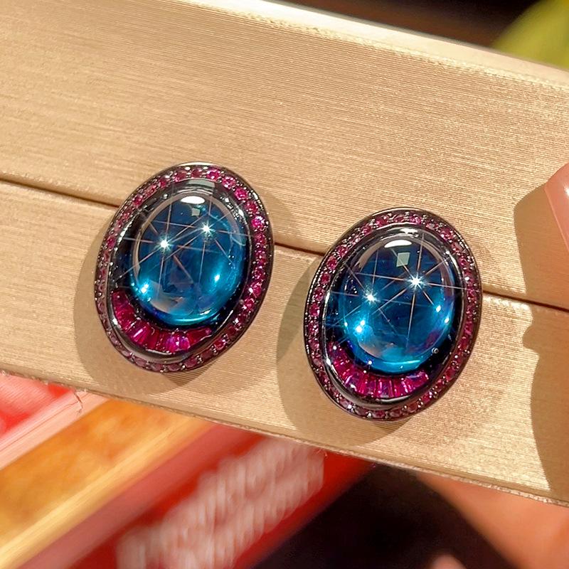 

Ювелирные изделия Медное основание Позолоченные Ледяной тип Флуоресценция Имитация Красного корунда Черное золото Серьги-гвоздики 10 * 12