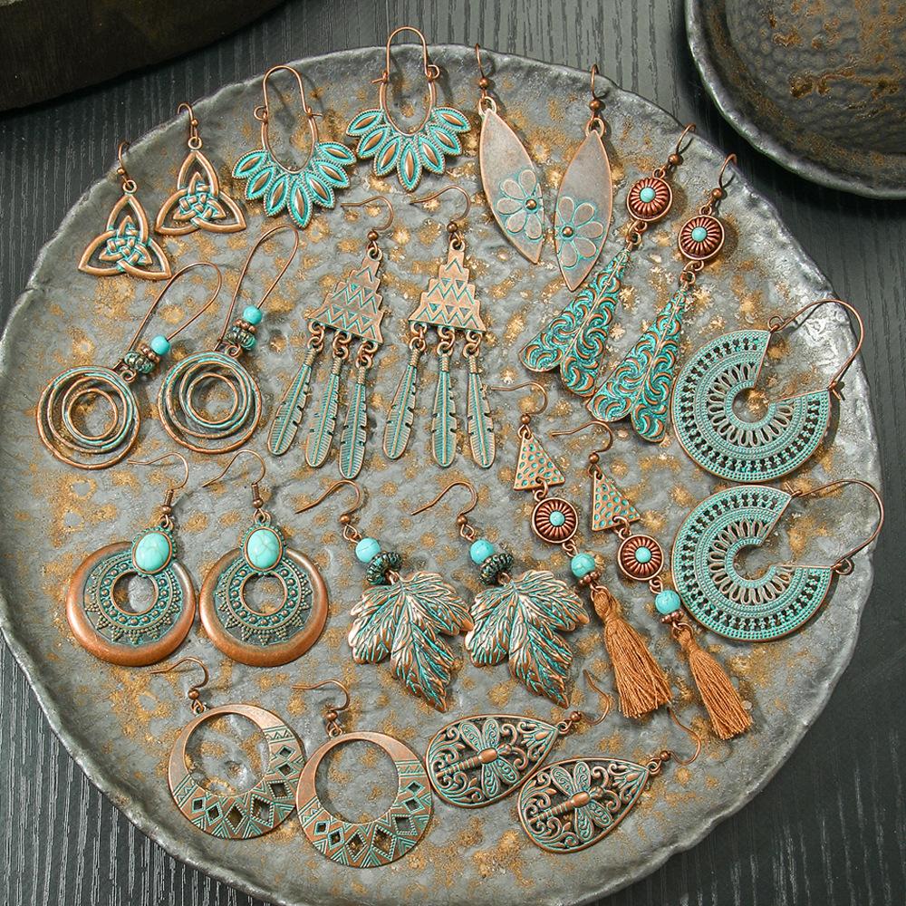 Retro náušnice v bohémském stylu s kovovými geometrickými vyřezávanými náušnicemi v etnickém stylu