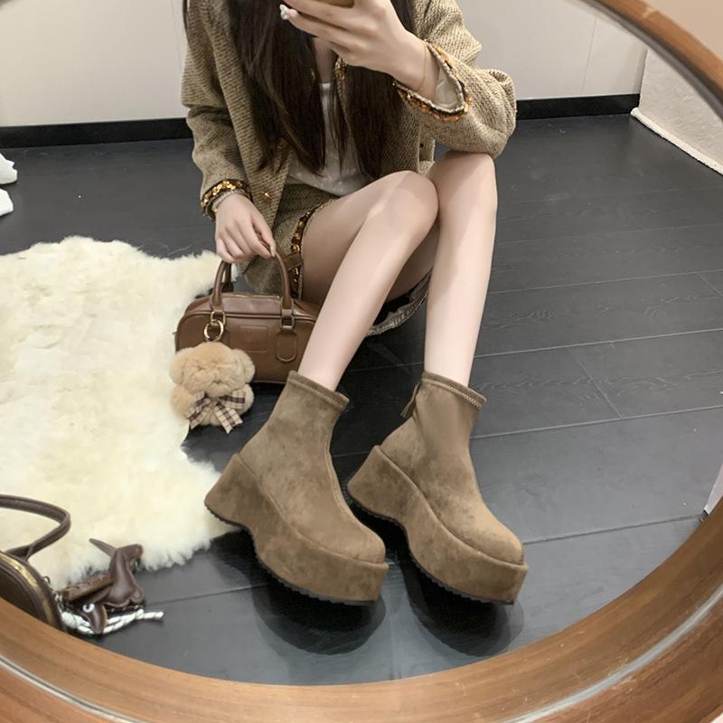 Europäische Station Damenschuhe 25 Herbst klassische Mode Samt runde Zehe erhöhend leicht dicke Sohle Reißverschluss hinten niedriger Schaft Damenstiefel