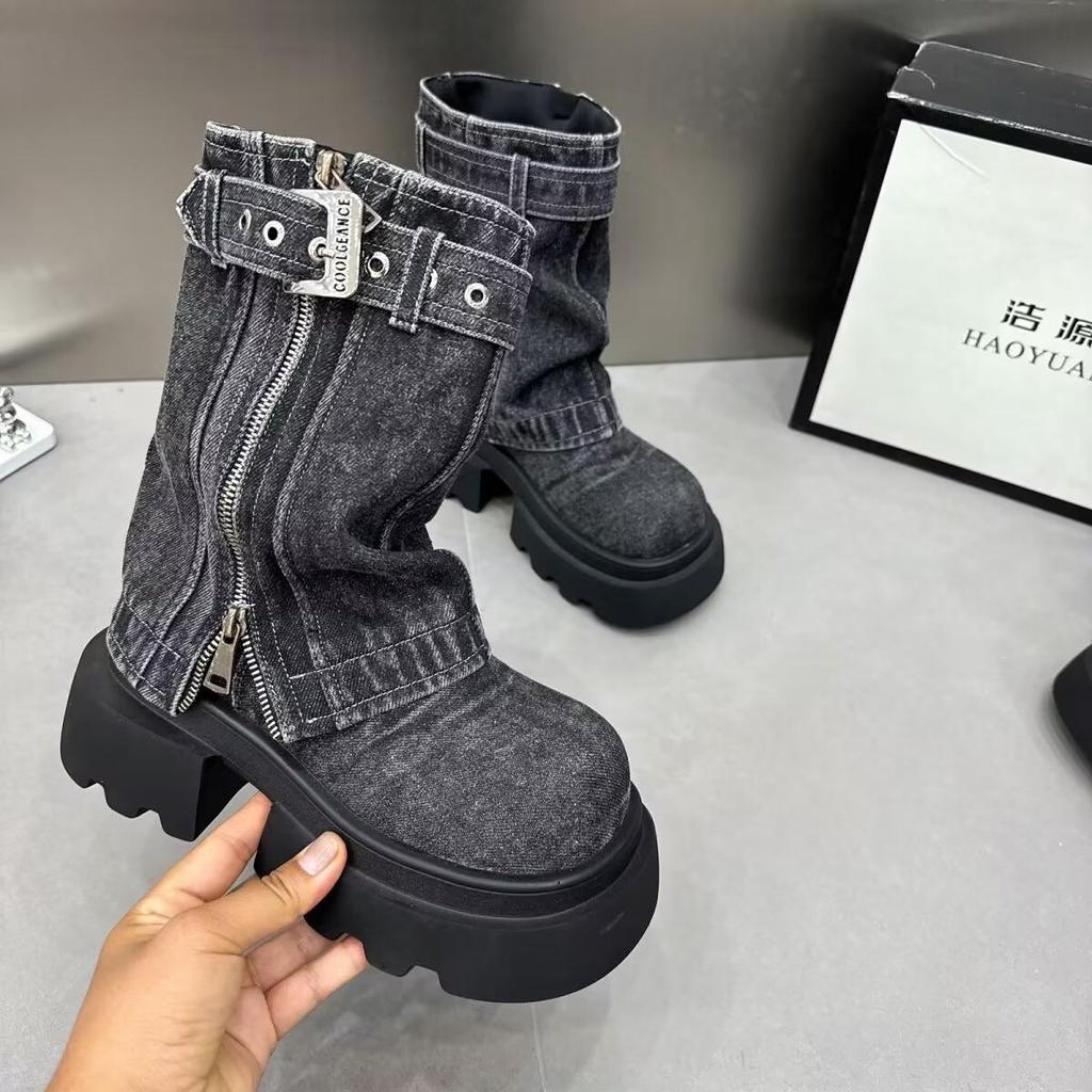 2024 Damen Denim Plateau Martin Boots im europäischen Stil mit Schnalle und Faux-Zweiteiler Hosenbein-Design.