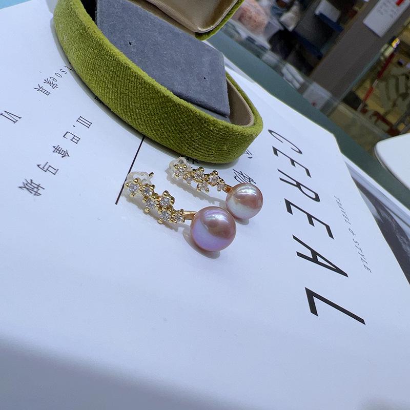 Elegant Freshwater Pearl Stud Earrings - Simple, Versatile, and Fashionable for Daily Wear.