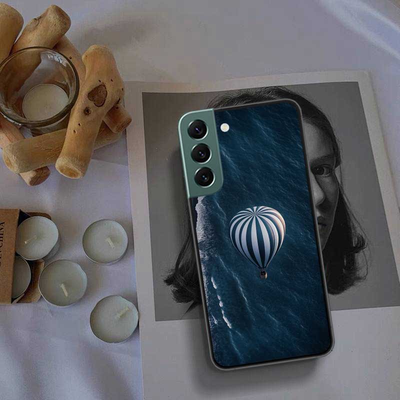 Drifting in a Hot Air Balloon's Serene Embrace Phone Case For Samsung Galaxy S22 S25 Ultra S21 S10 Plus S26 Edge S20 S23 S24 FE