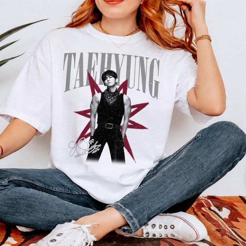 Mode Trendig T-shirt Herr Dam Vintage V-hals Skjorta, Kim Taehyung Kpop Arirang Album Retro 90-tals Skjorta, Gåvor för Fan Hip Hop Streetwear Överdimensionerad T-shirt