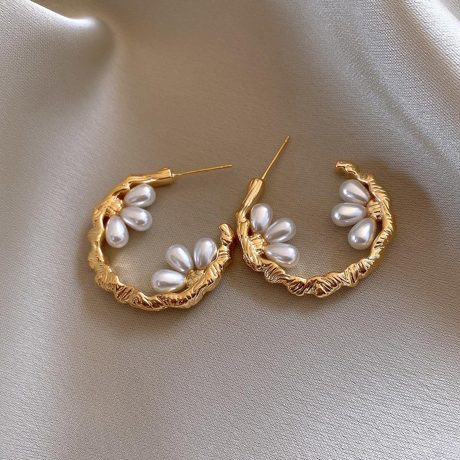 Electroplated silver needle C-shaped pearl stud earrings European and American exaggerated earrings earrings design sense niche