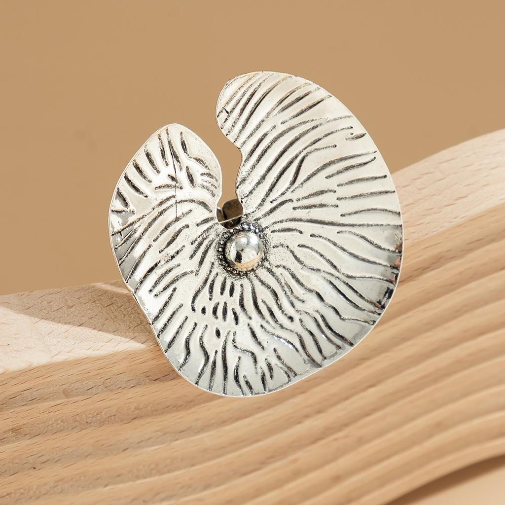 Exaggerated cyberpunk style choker necklace, retro personalized lotus leaf big leaf metal necklace