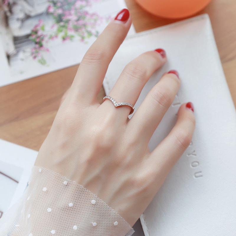 Korean-Japanese Style V-shaped Rose Gold Ring with Micro-inlaid Diamonds and Geometric Zirconium Titanium Steel Design.