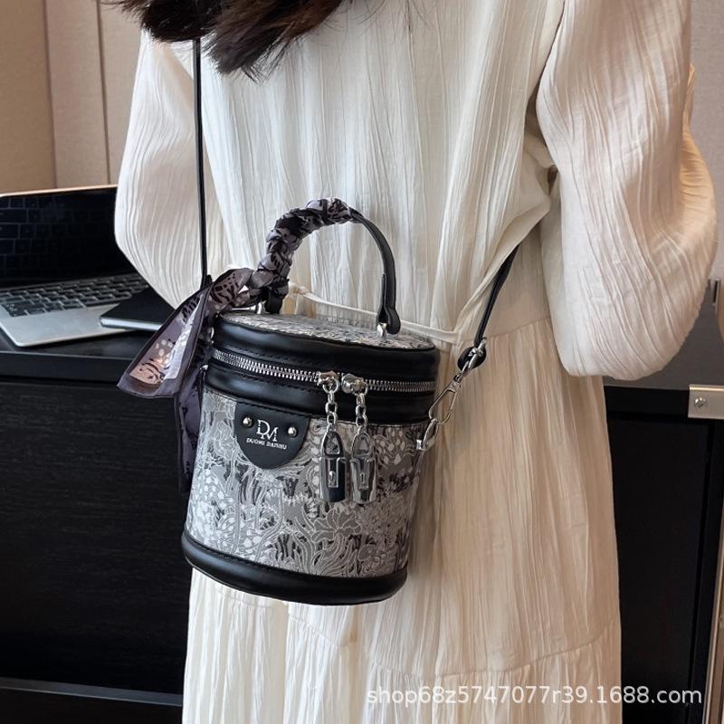 Textured small bag women's 2025 foreign style new Korean high-value shoulder bag going out portable messenger bag cylinder bag