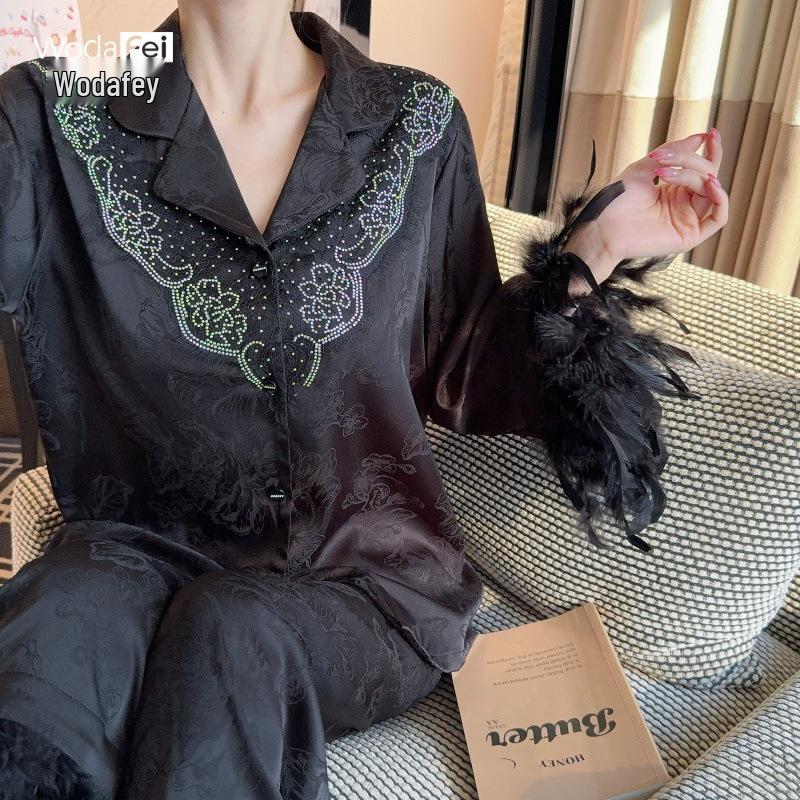 Pigiama in Seta Ghiacciata con Bordi in Pizzo e Piume – Collezione Primavera Donna 2026, Lussuoso e Leggero per l'Uso Interno ed Esterno