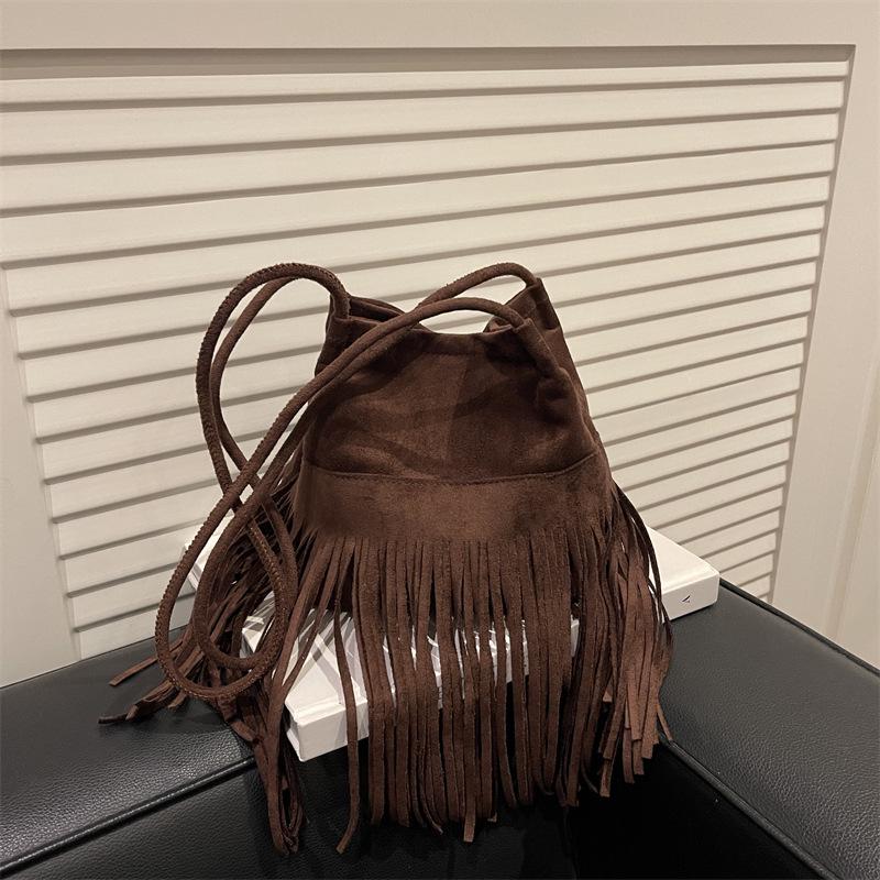 Damen Umhängetasche mit Wildlederquaste – Trendige, hochwertige und vielseitige Schultertasche