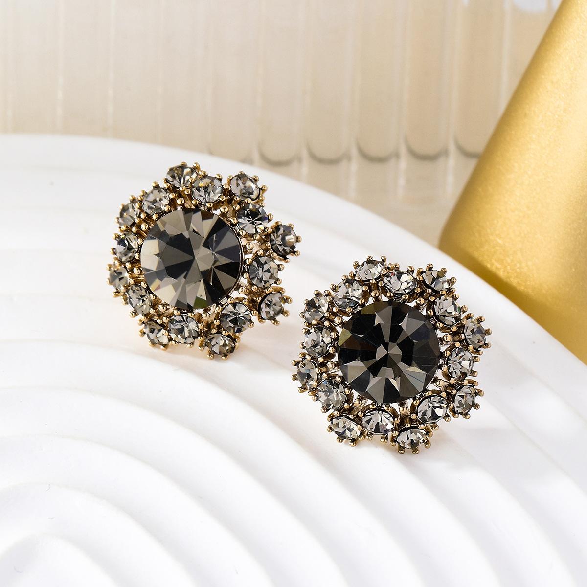 

Французские ретро-серьги-гвоздики Женственные серьги High Sense Light Luxury Изысканные атмосферные серьги серый