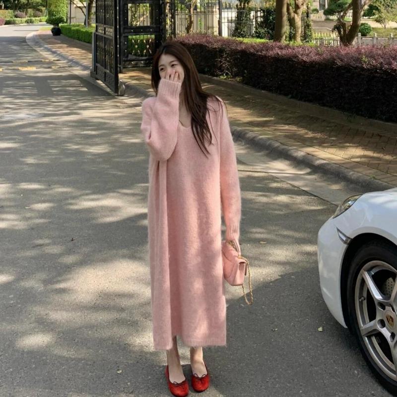 Today's fashion is beautiful and gentle, thin and meaty, high-end exquisite and beautiful pink knitted dress.