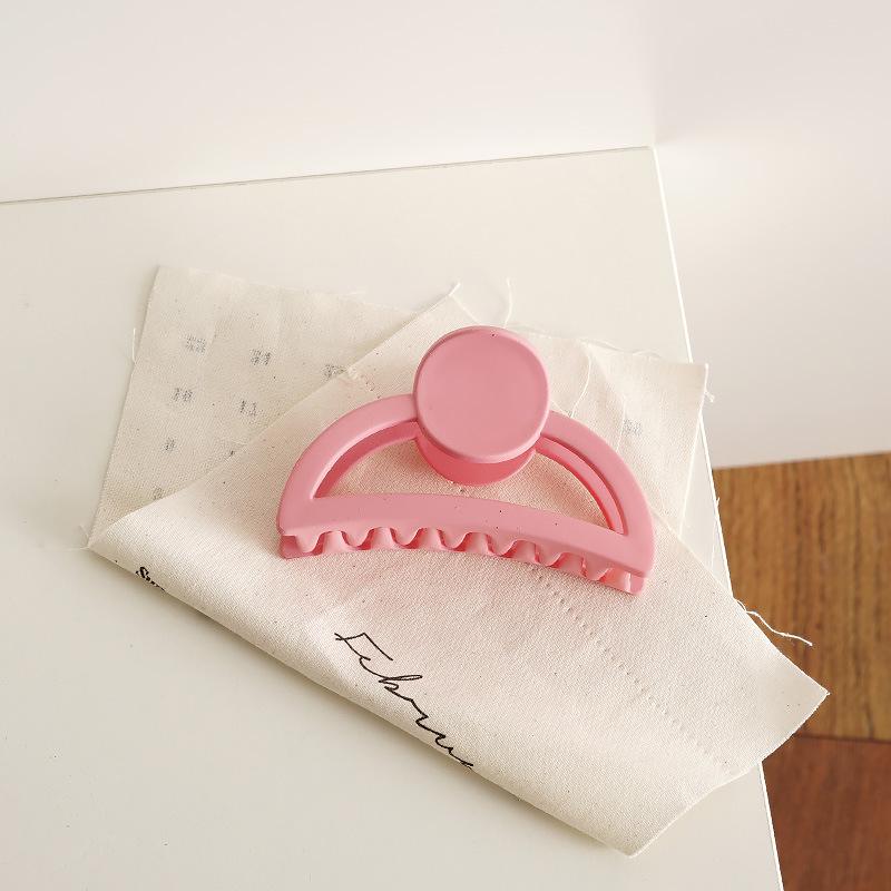 Versatile Cream Claw Hair Clip: Sweet Spring Accessory for Girls and Updos