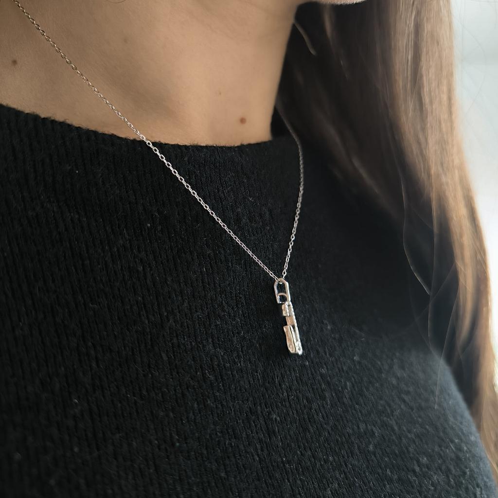 Серебряное колье с фианитами, вес изделия 2,77 гр (2209010)