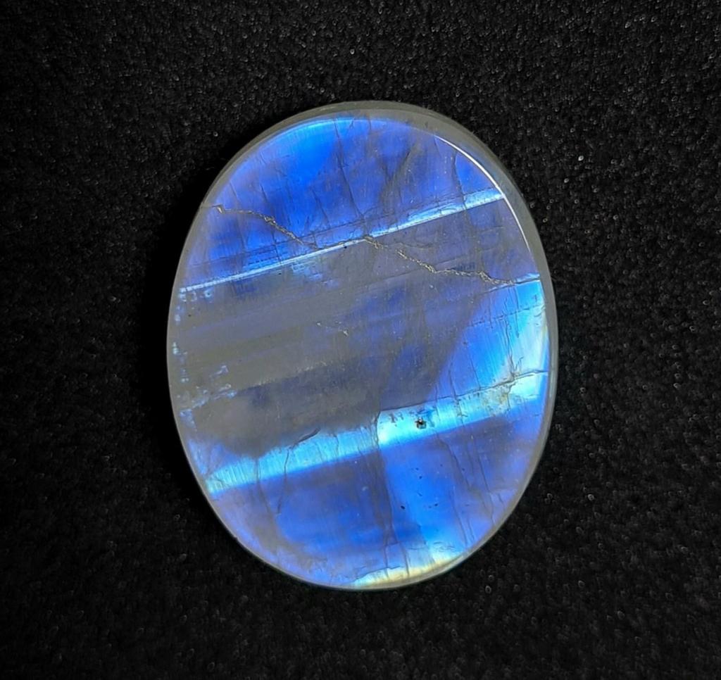 Amazing Quality 43.90 Carat Natural White Rainbow Moonstone Loose Cabochon Gemstone, 26x21x9 MM Size.