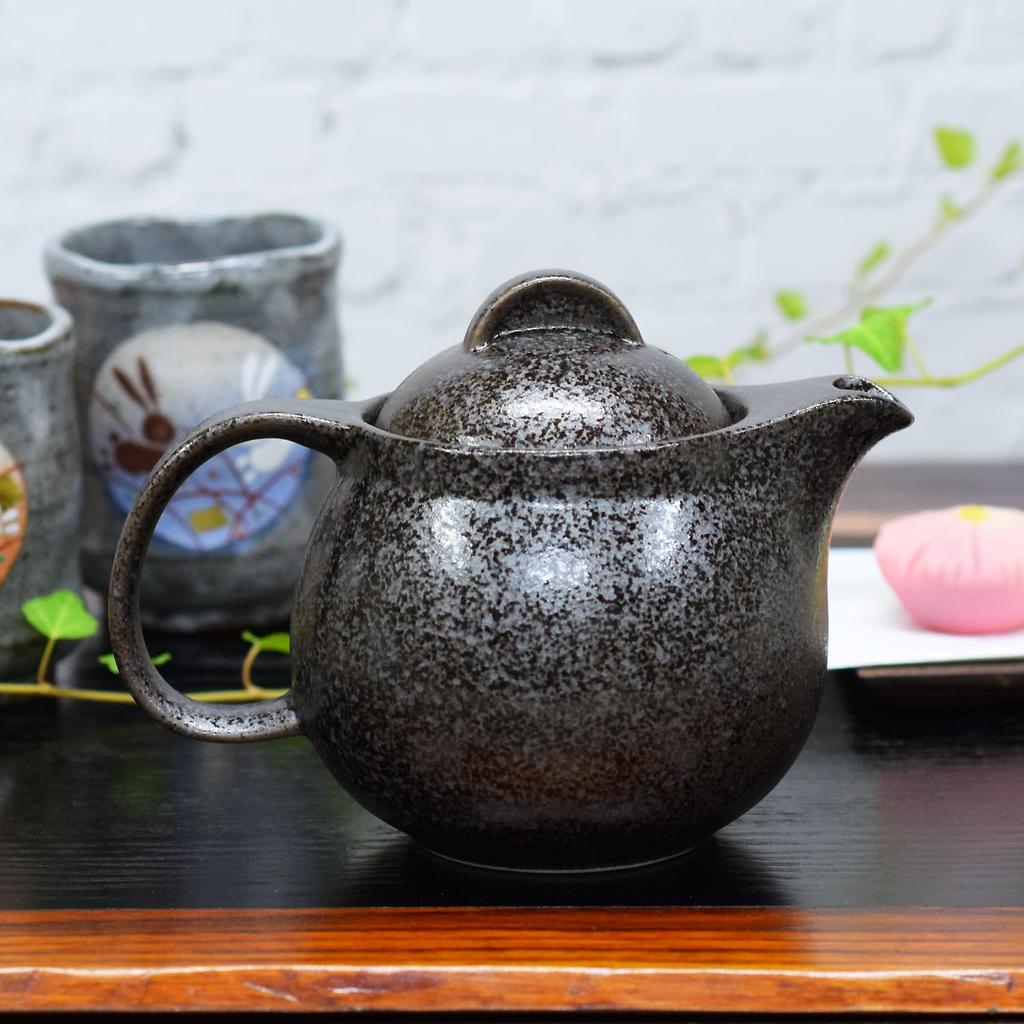 Waza No Kura Stylish Japanese Tableware Kutani Ware Teapot with Gold Leaf Decoration and Tea Strainer Ceramic Brand Made In Japan Perfect for Birthday
